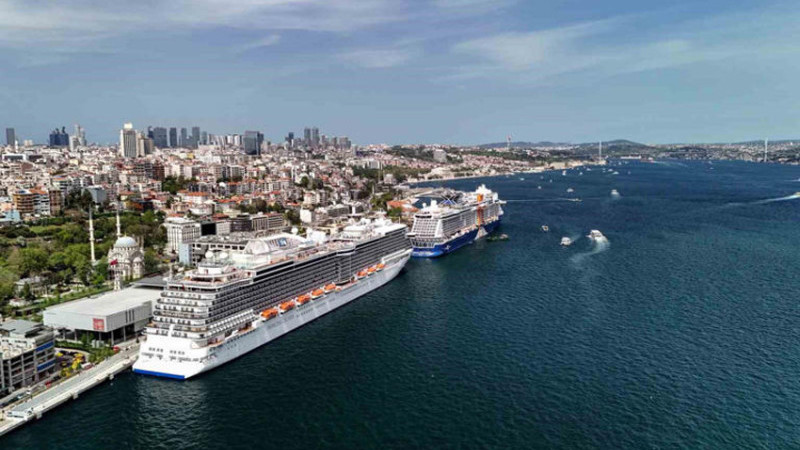 İstanbul Boğazı’nda Dev Kruvaziyer Manzarası: 7 Bin Turist Galataport’a Geldi