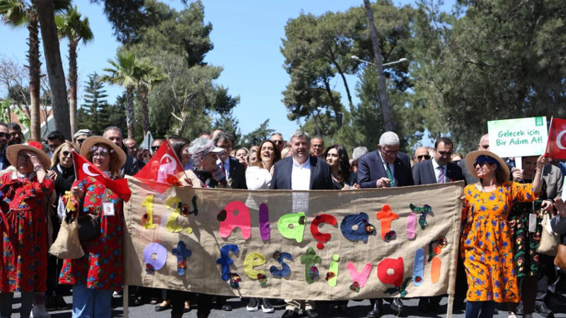 Alaçatı Ot Festivali’ne Renkli Yürüyüş Damgasını Vurdu