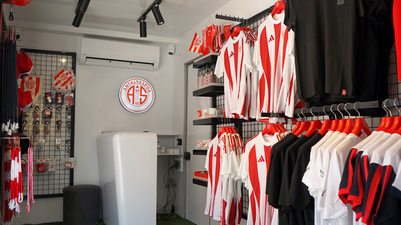 Antalyaspor Store Karavanı Yenilenen Yüzüyle Hizmete Açıldı